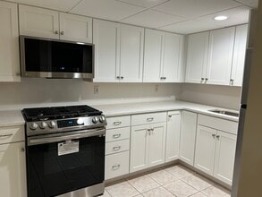 34 Berdine Ct, Unit Studio Apartment in Colonia, NJ - Building Photo - Building Photo