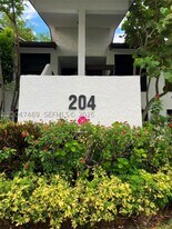 204 Lake Pointe Dr in Oakland Park, FL - Building Photo