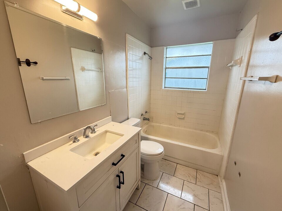 1935 E 51st Pl in Tulsa, OK - Building Photo