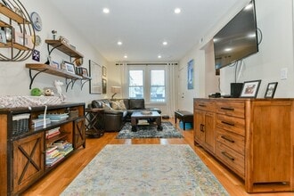 230 Saratoga St, Unit #3 in Boston, MA - Building Photo - Building Photo