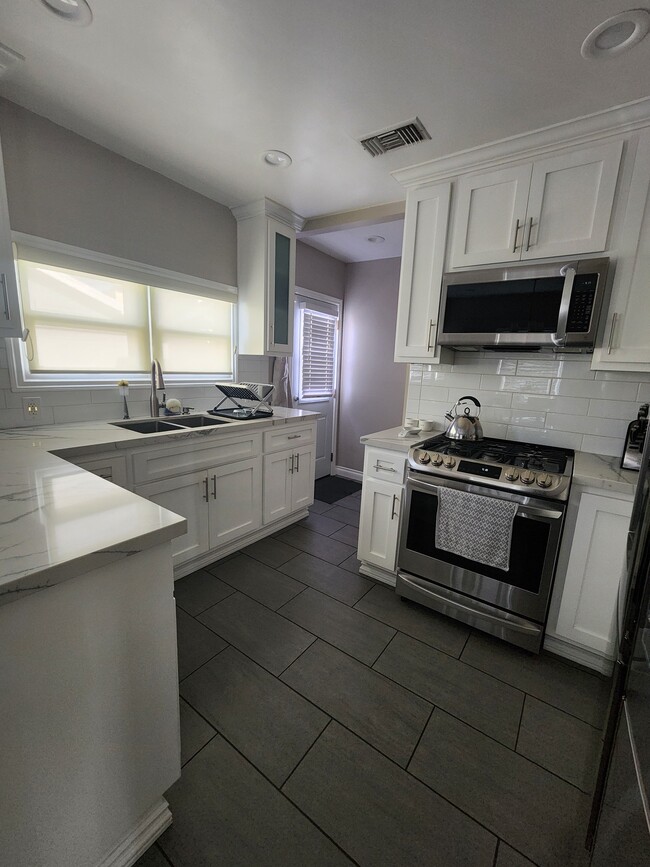 property at 406 E Buckthorn St