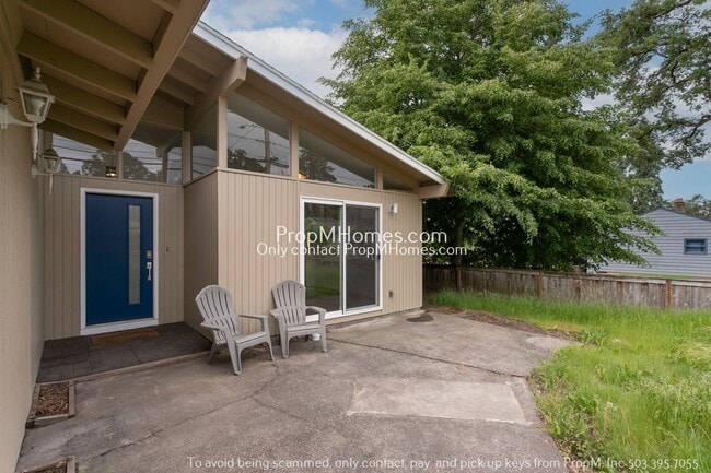 505 E Gloucester St in Gladstone, OR - Foto de edificio - Building Photo