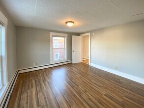 181 Main St, Unit 2 in Athol, MA - Foto de edificio - Building Photo