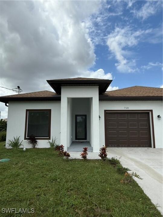 708-710 Ichabod Ave in Lehigh Acres, FL - Foto de edificio