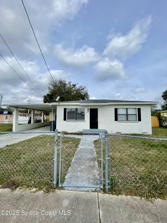 814 Tropic St in Titusville, FL - Building Photo