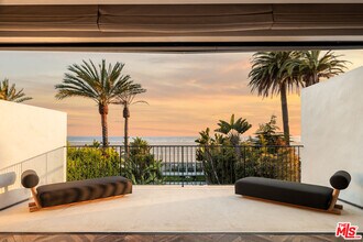 966 Palisades Beach Rd in Santa Monica, CA - Building Photo - Building Photo