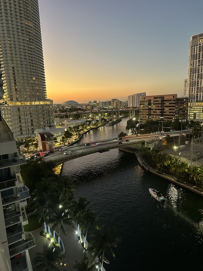 690 SW 1st Ct, Unit 1517 in Miami, FL - Foto de edificio - Building Photo