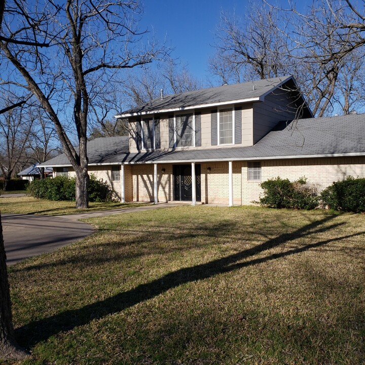 1116 Howard St in Taylor, TX - Foto de edificio