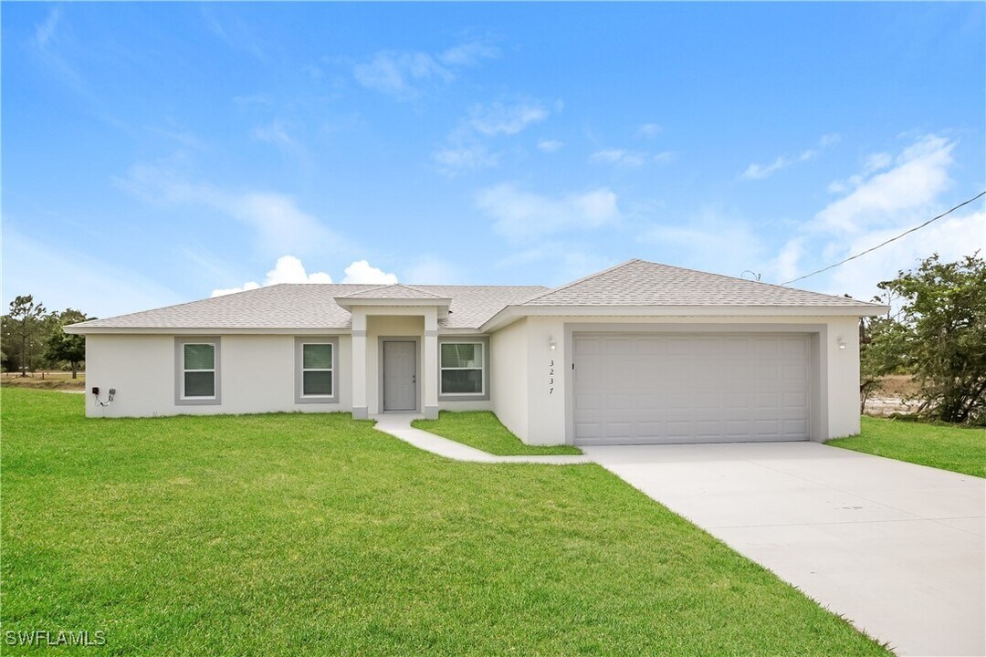3237 Ruth Ln in Lehigh Acres, FL - Building Photo