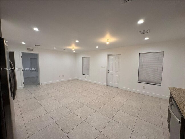 605 NW 3rd Ave in Hallandale Beach, FL - Foto de edificio - Building Photo