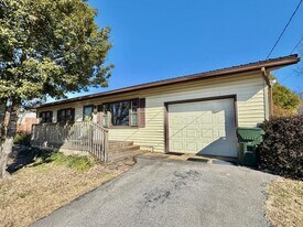 800 McAbee Dr in Greeneville, TN - Building Photo