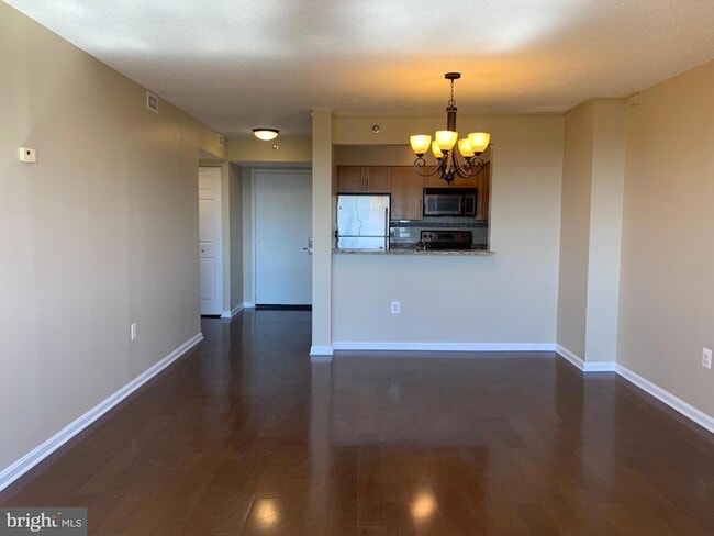 10101 Grosvenor Pl, Unit 2004 in North Bethesda, MD - Building Photo - Building Photo