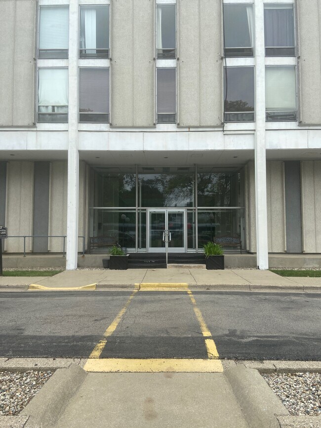 715 W Michigan Ave in Jackson, MI - Building Photo - Building Photo