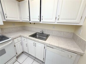 498 NW 165th St in Miami, FL - Building Photo - Building Photo