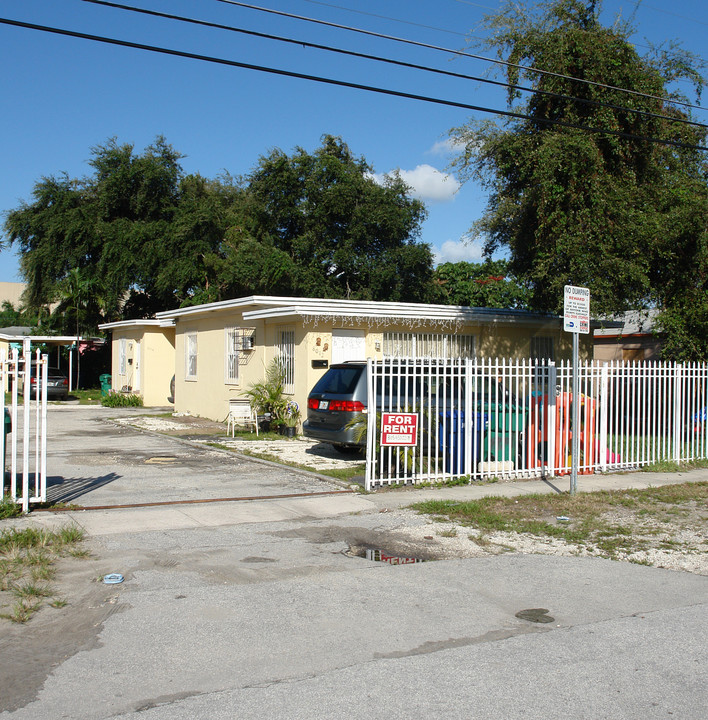 8012 NW 5th Ct in Miami, FL - Foto de edificio