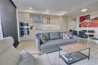 32 Smithe St in Vancouver, BC - Building Photo - Building Photo