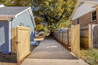 5116 Carriage Dr Cir in Charlotte, NC - Building Photo - Building Photo