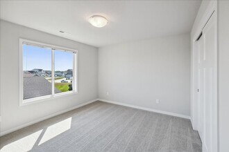 4735 NW 167th St in Urbandale, IA - Building Photo - Building Photo