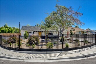 1201 Douglas Dr in Las Vegas, NV - Building Photo - Building Photo