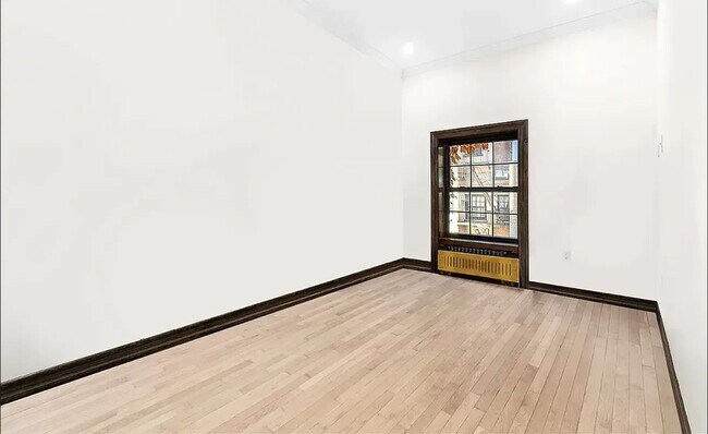 121 E 37th St in New York, NY - Building Photo - Building Photo