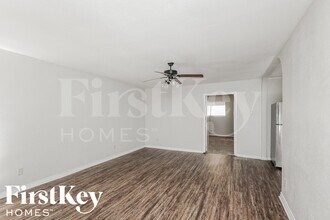 2202 Lockwood Dr in Carrollton, TX - Foto de edificio - Building Photo