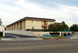 Wildwood Apartments in Anaheim, CA - Foto de edificio - Building Photo