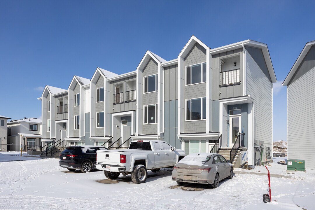 48 Th St NE in Calgary, AB - Building Photo