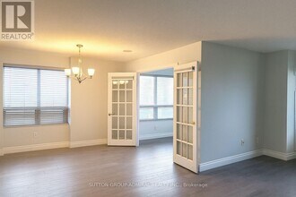 25 Kingsbridge Garden Cir in Mississauga, ON - Building Photo - Building Photo