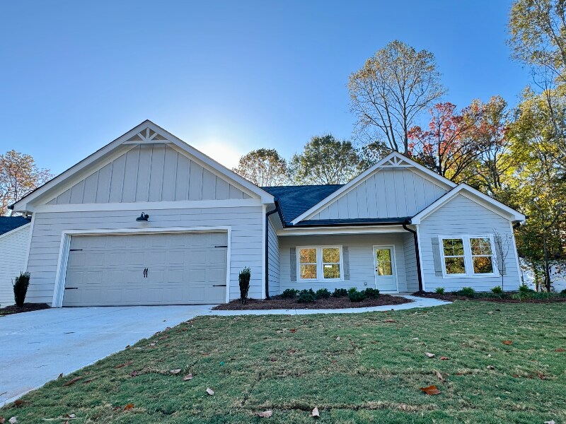 4741 Holland Dam Rd in Flowery Branch, GA - Foto de edificio