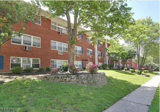 220 W Sumner Ave, Unit 101 in Roselle Park, NJ - Building Photo - Building Photo