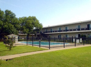 Dakota Place in Hurst, TX - Foto de edificio - Building Photo