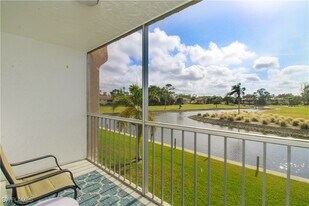 190 Turtle Lake Ct in Naples, FL - Building Photo
