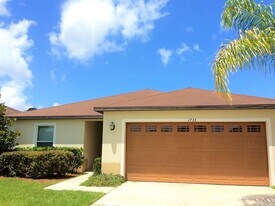 1733 Strathmore Cir in Mount Dora, FL - Building Photo