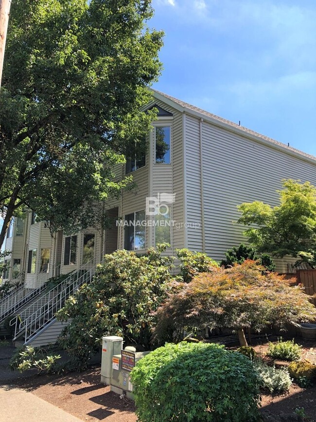 230 S Sweeney St in Portland, OR - Building Photo - Building Photo
