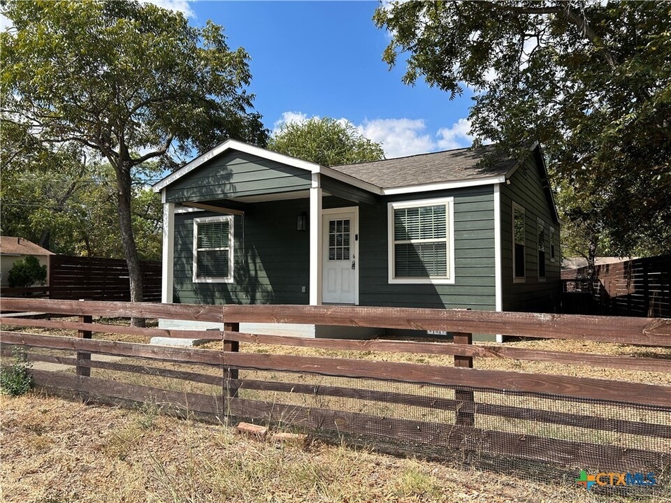 1698 W Bridge St in New Braunfels, TX - Building Photo