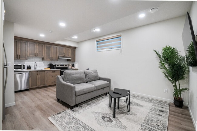 147 Edith Dr NW in Calgary, AB - Building Photo - Building Photo