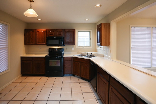 Bethel Duplexes in Columbia, MO - Building Photo - Interior Photo