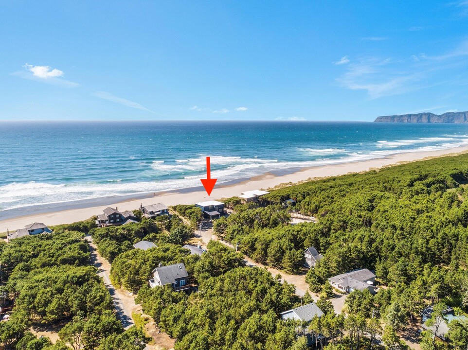 Beach N Views in Cloverdale, OR - Building Photo