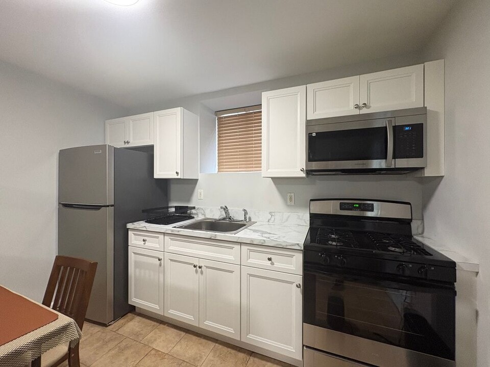 193 Eltingville Blvd in Staten Island, NY - Building Photo