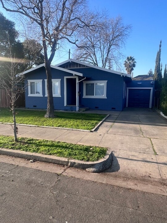 1933 El Monte Ave in Sacramento, CA - Building Photo