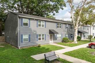 Waverly at Oyster Point in Newport News, VA - Foto de edificio - Building Photo