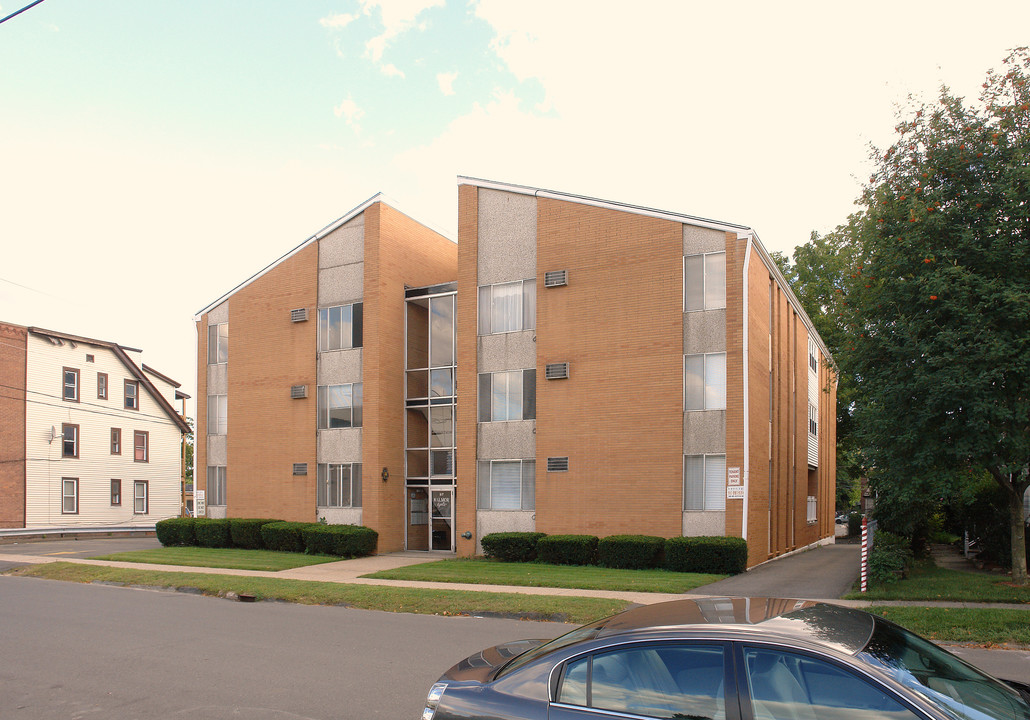 kalmor apartments in Bristol, CT - Building Photo