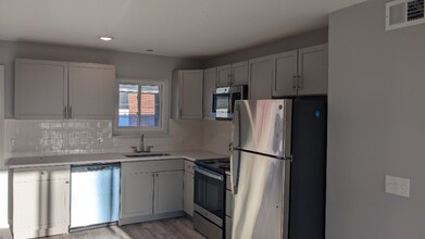 6012 Barton St, Unit Unit C in Shawnee, KS - Foto de edificio - Building Photo