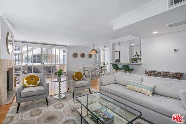 725 S Barrington Ave in Los Angeles, CA - Building Photo - Building Photo