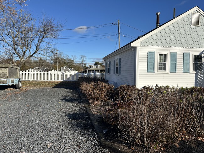 227 Depot St in Dennisport, MA - Foto de edificio - Building Photo