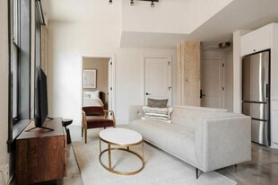 505 E Travis St in San Antonio, TX - Building Photo