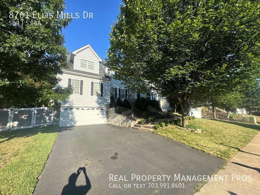 8761 Ellis Mill Dr in Gainesville, VA - Building Photo