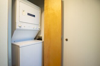 2548 NW Vaughn St in Portland, OR - Building Photo - Building Photo