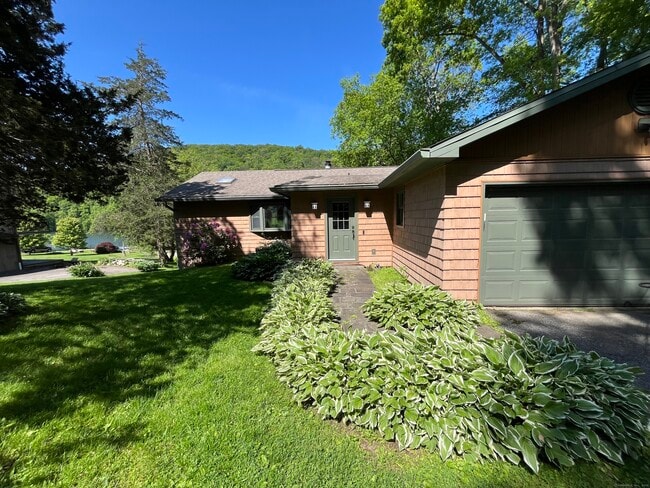 18 Pinewood Shores in Sherman, CT - Building Photo - Building Photo