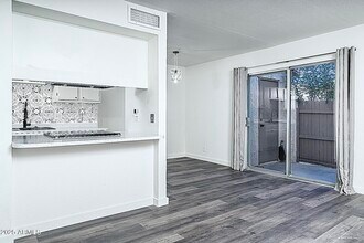 1231 E Lawrence Ln in Phoenix, AZ - Foto de edificio - Building Photo